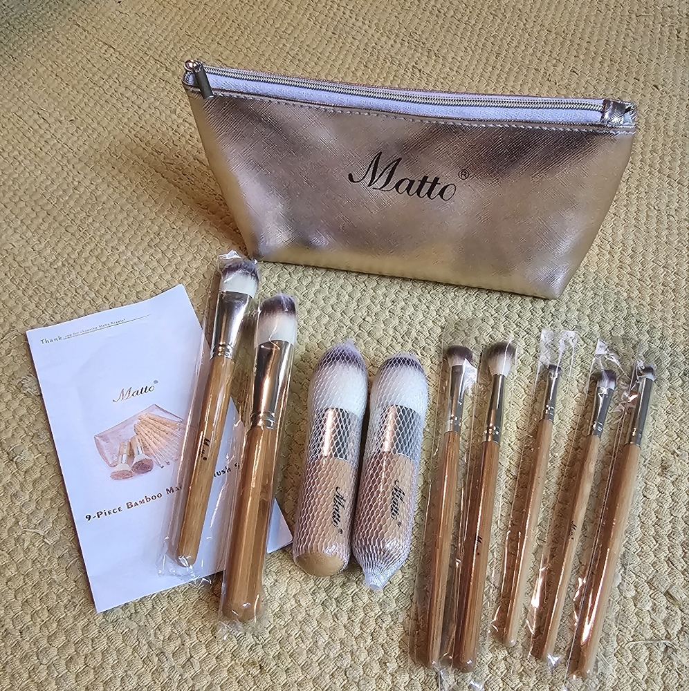 NWOT MATTO BAMBOO MAKE UP BRUSH SET